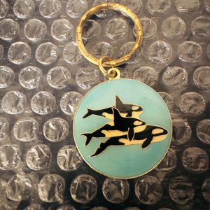 NWOT ORCA WHALES VTG GLOSSY ENAMEL/GOLD TONE KEYCHAIN GIFTING QUALITY